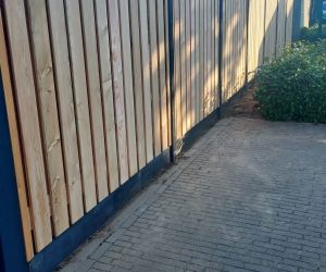 Grenen (hout-betonschutting) 3