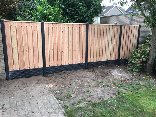 Semi- luxe Douglas (hout-betonschutting)